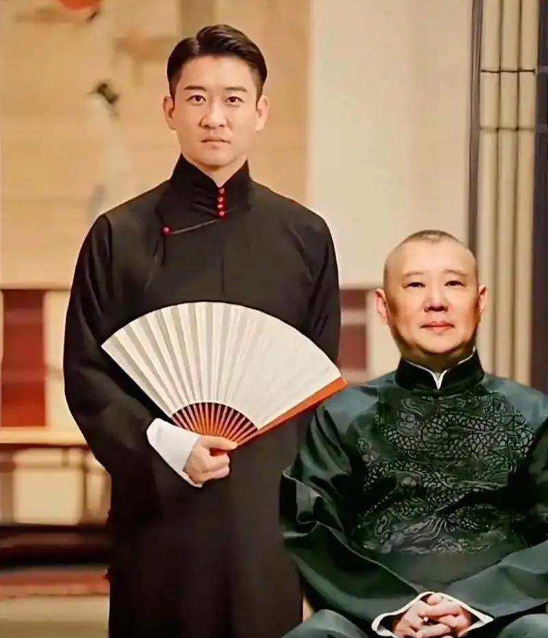 曹云金近日公开喊话感谢郭德纲教他做人，引发热议。
他俩的称呼变迁记录了师徒关系的
