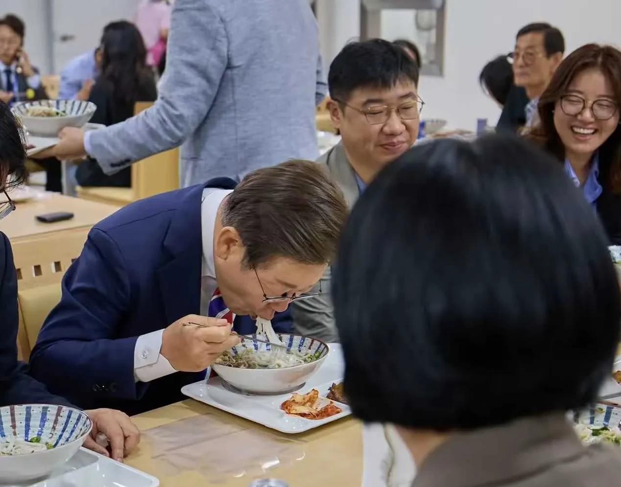 李在明这总统真的很喜欢吃东西，工作餐要拍，视察工作，也要到市场品尝美食，真是民以