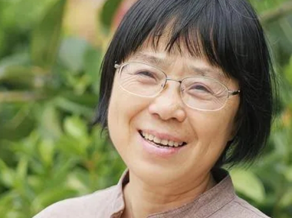 6月7日，云南丽江华坪女子高级中学的张桂梅校长已连续15年送考，陪伴学子们走过高
