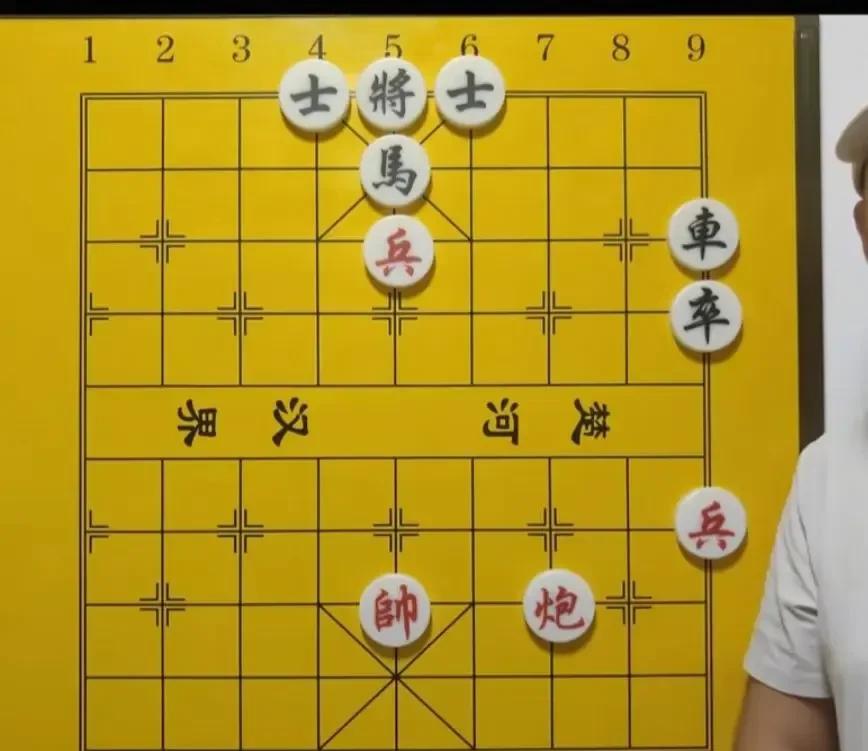 送儿子去象棋班上课，没事看了一会儿，老师在上面摆了一个残局。
我看了一下，红棋必