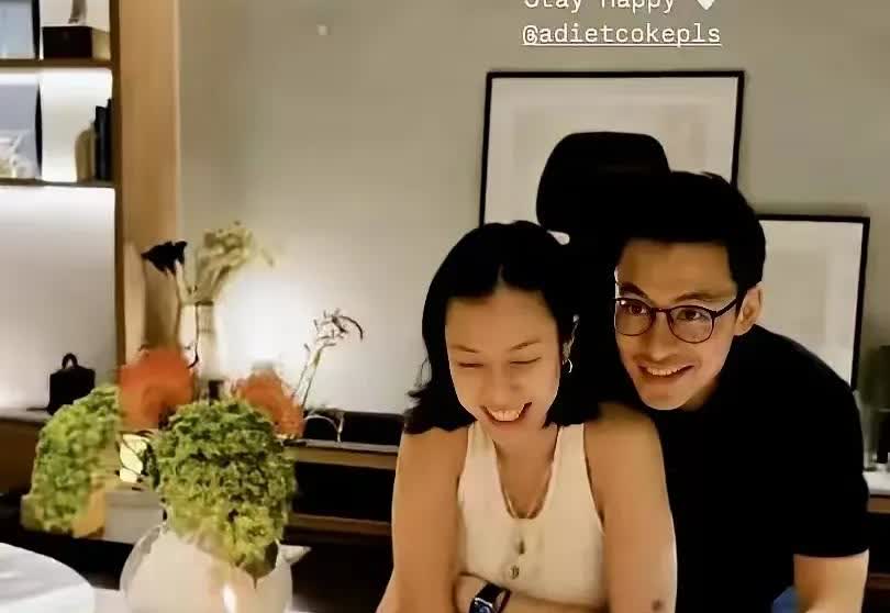 郭晶晶嫁入霍家多年，始终坚持不冠夫姓，以“郭晶晶”之名示人。对比霍启仁未婚妻未办