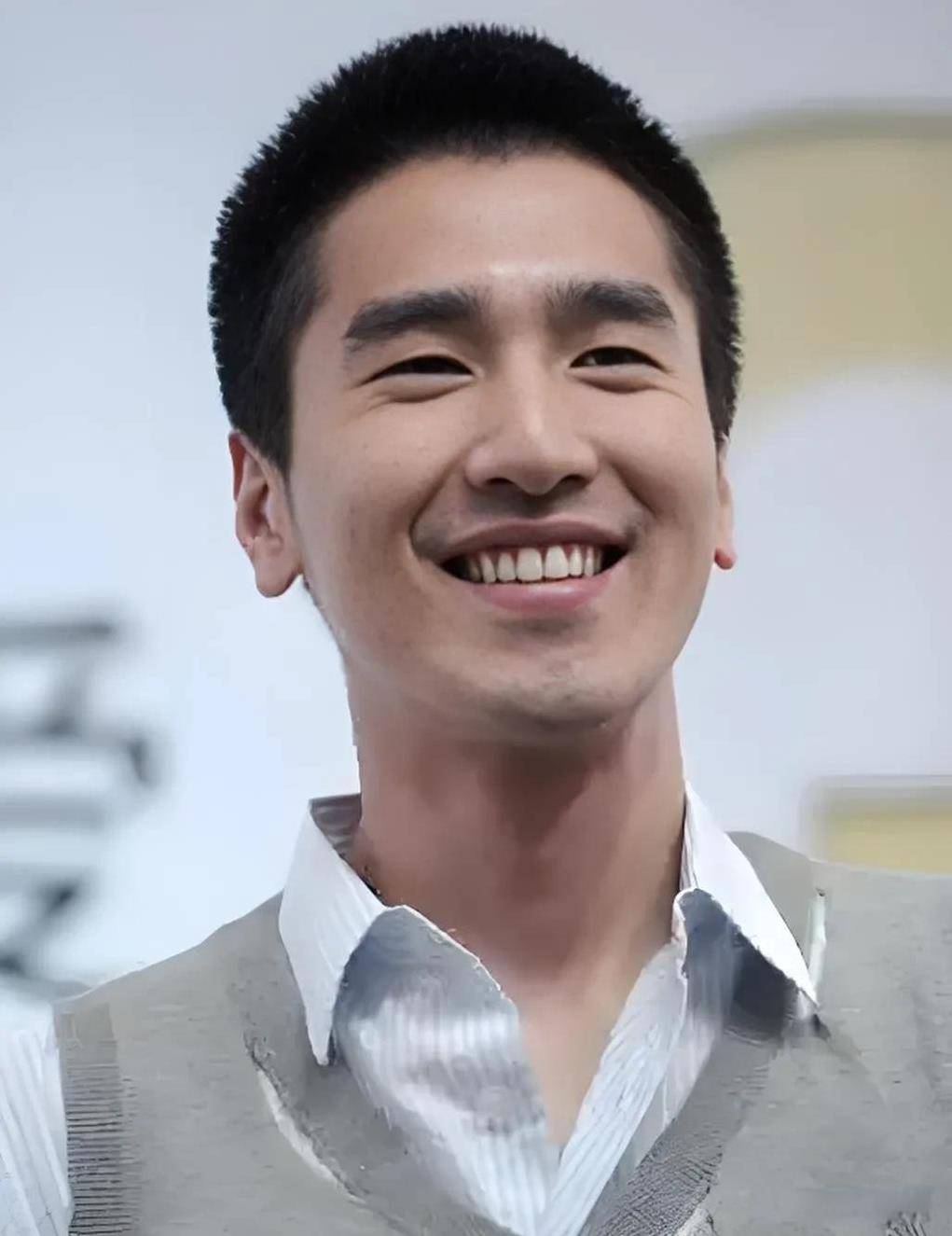 演员赵又廷说，我最苦恼的事情，就是我女儿长得太像我，我真的好希望她能遗传她妈妈高
