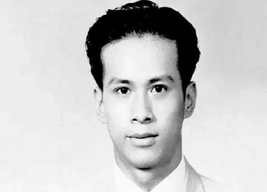2007年庄世平去世，董建华、李嘉诚亲自扶灵，上百人追随灵车送葬
“2007年6