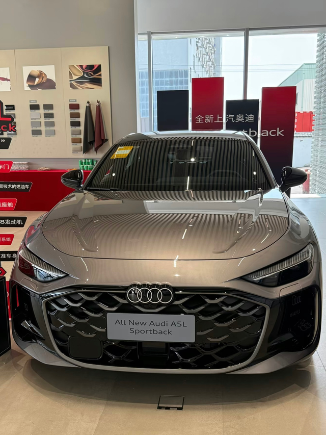 给你三十万，你会买奥迪A5L吗？
今天我们来一起聊一聊这台车，是不是能够对得起它