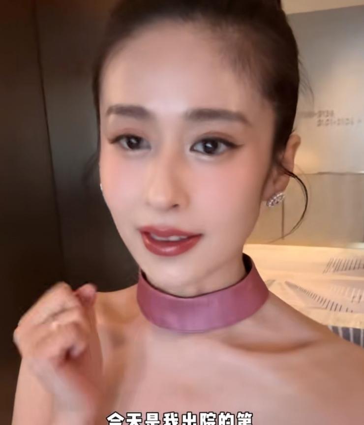 演员颖儿做完胆囊切除手术后第8天就开始工作，被网友喊话“太瘦了，要多加营养”。