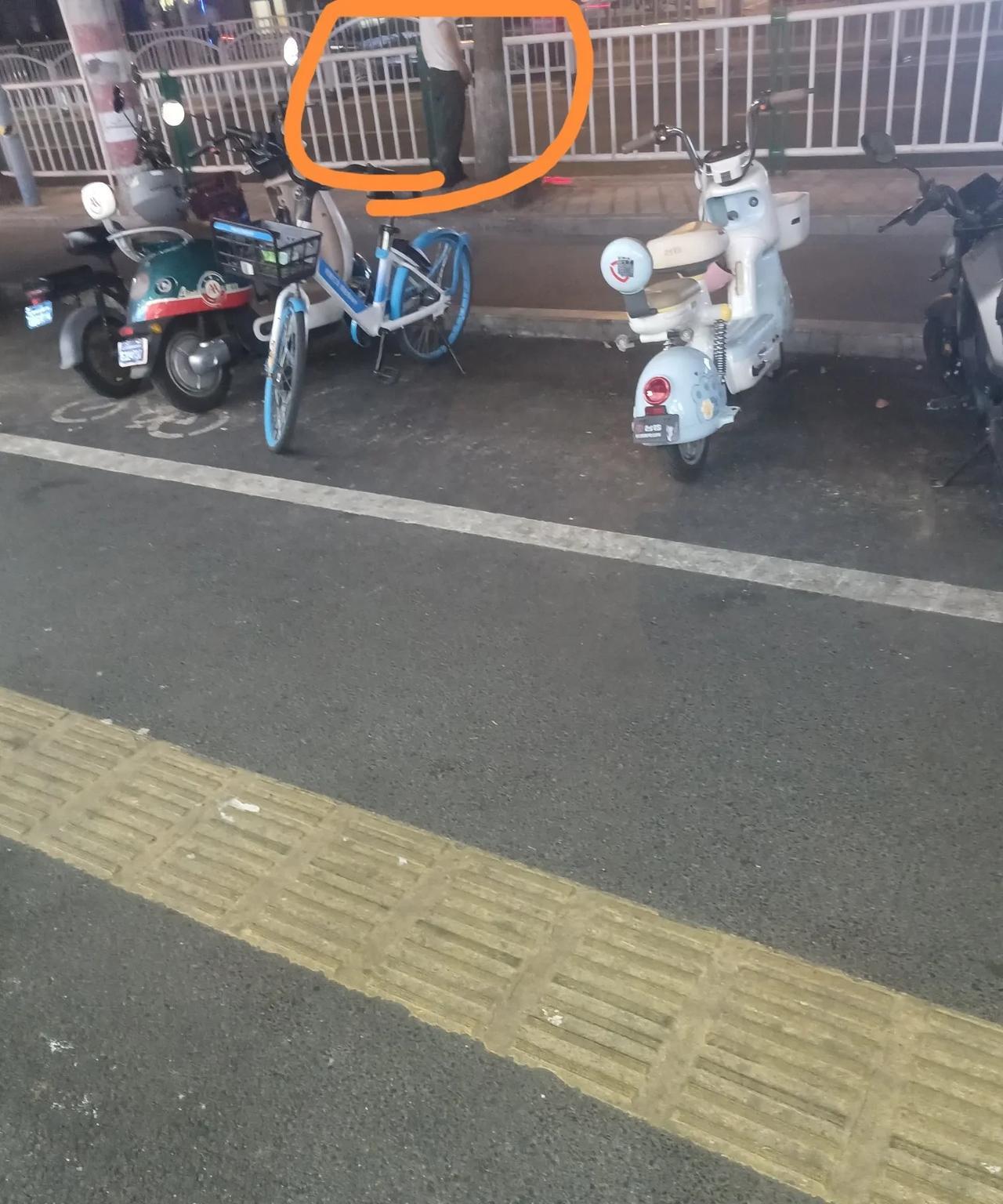 有时候人和狗是一模一样的
现在才8：30，我看也没有喝酒，在饭馆吃饭，为什么不能