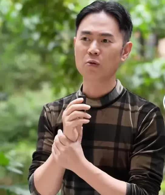 《搀扶》火遍全网
多家演艺经纪公司
几次三番登门洽谈
马健涛为何不敢开启商