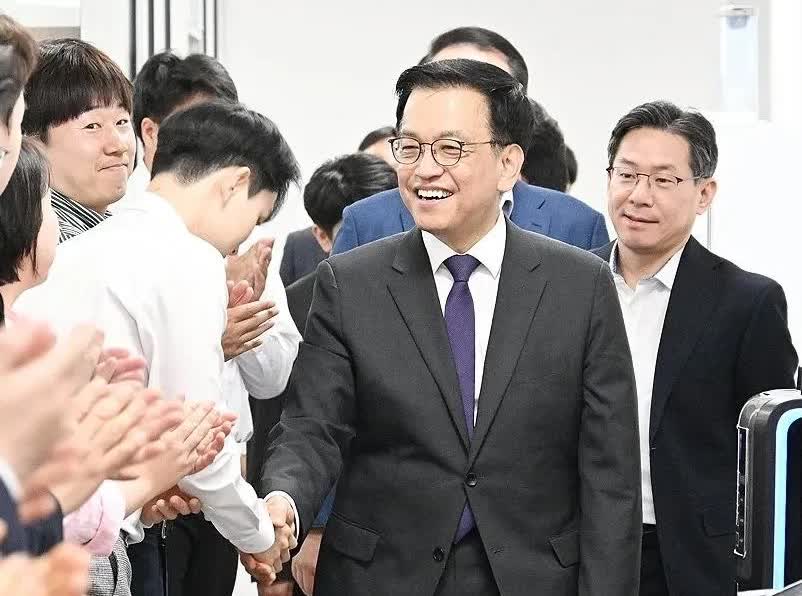 韩国内乱特检组7日以参考人身份传讯前经济副总理兼企划财政部部长崔相穆，就其参与戒