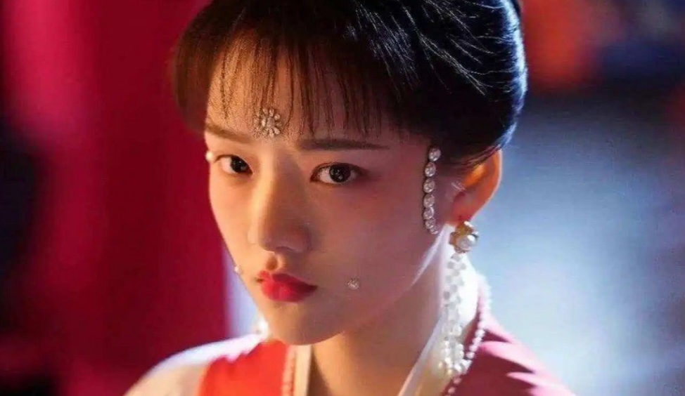 1070年，福康公主躺在病床上奄奄一息，她的被子爬满了虱子，脸也因为取炭火而烧伤