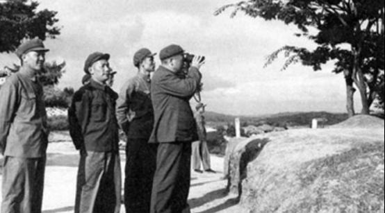 1950年冬，彭老总正在查看地图，突然惊呼：“赶快给113师发报，派部队堵住龙源