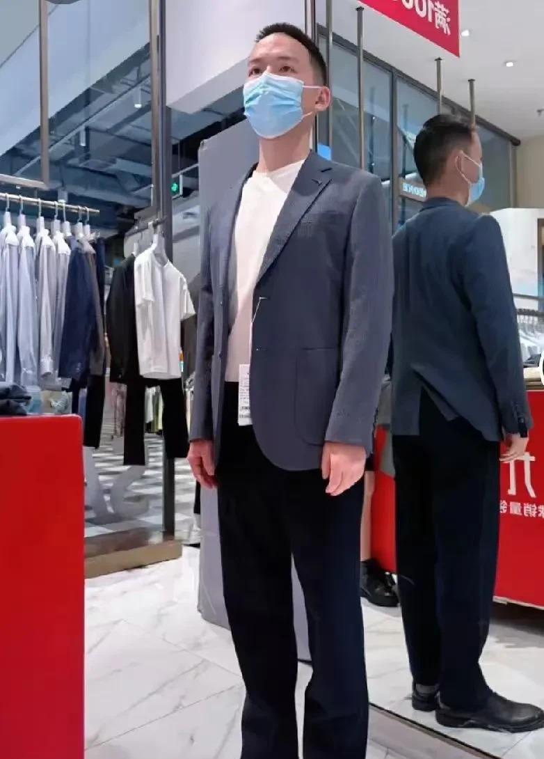 谢浩男一家低调认亲











这家人太牛了！儿子谢浩男当过兵，大学研
