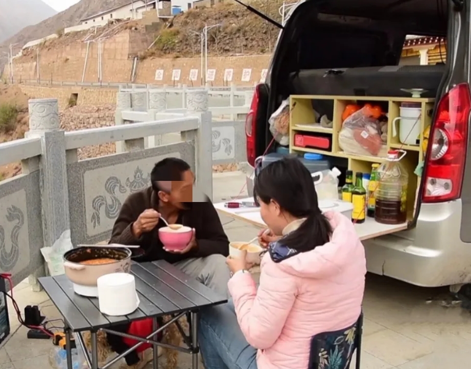 现在的自驾游真的太变态了！
不但吃饭自己做，睡觉睡在车上，就连景区也不去了，每到