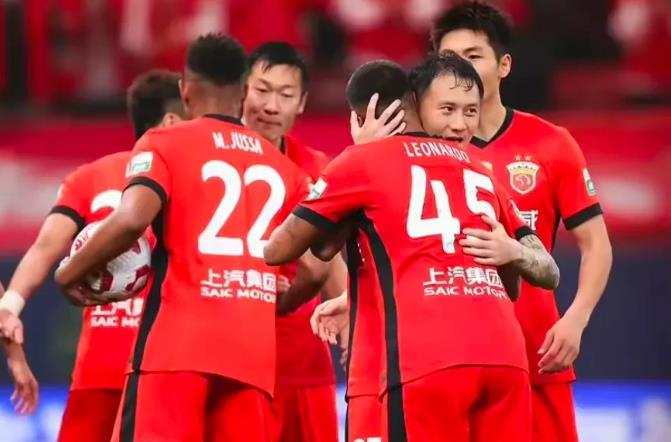 上海海港3-3青岛西海岸，给海港主要球员评分如下

1、颜骏凌（3分）
思想不集
