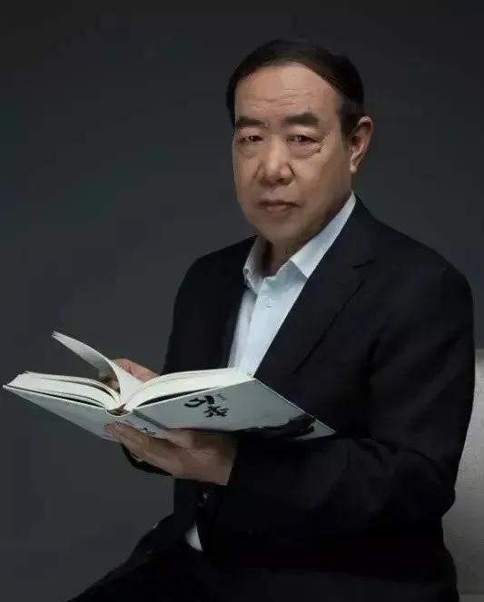 陕西作家贾平凹出新书《消息》
笔耕不缀
贾平凹是出了名的高产作家
《古炉》《带灯