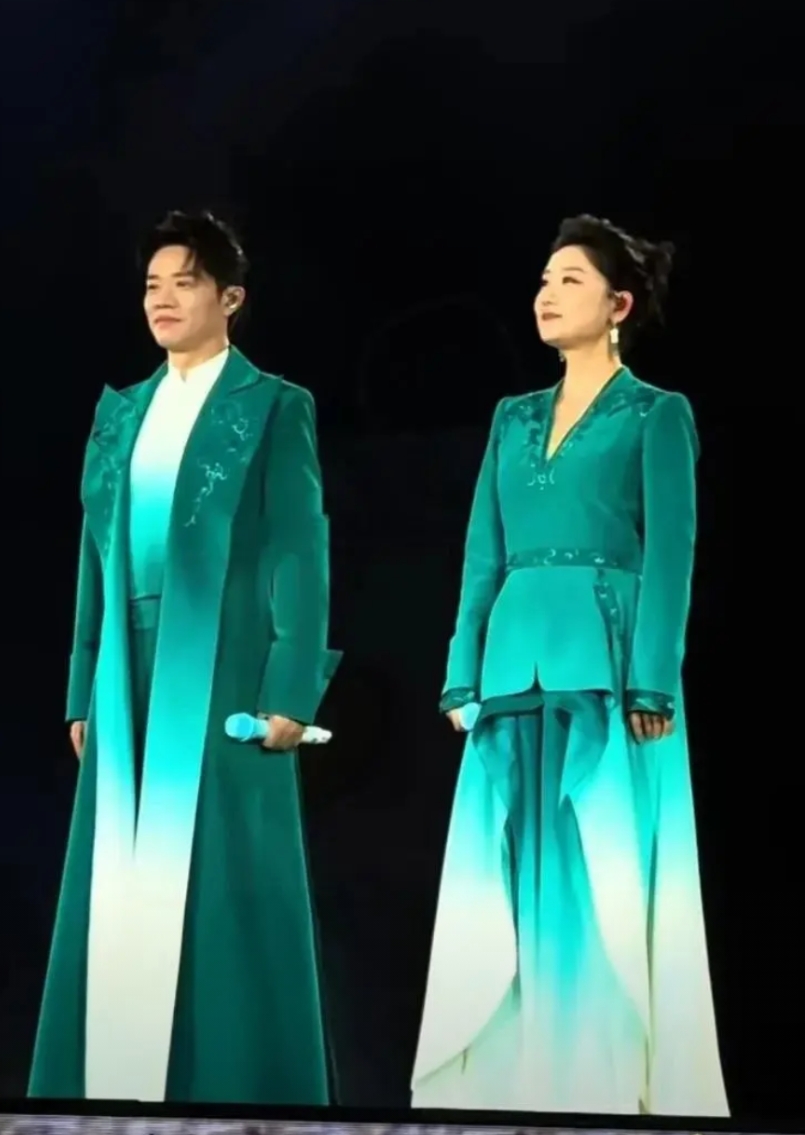 凤 凰传奇青岛演唱会之所以依然火爆，除了曾毅态度好，勇于认错道歉，更重要的是他们