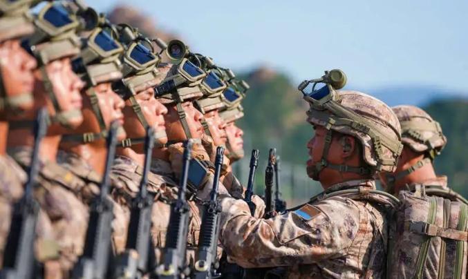 大阅兵踢正步1厘米误差很难吗？相当难，但普通人也能练！关键在这几点
大阅兵里徒步