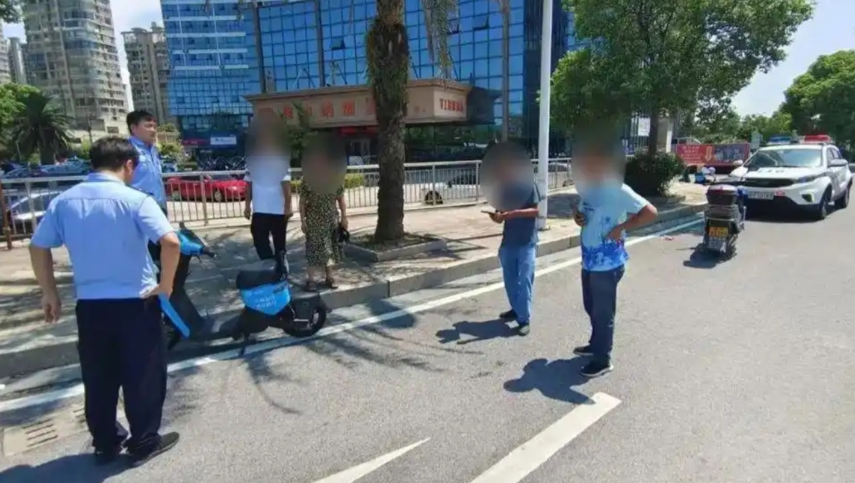 央视都看不下去了！江西，17岁少年好心扶起老人，却被连扇5耳光、索要赔偿，少年委