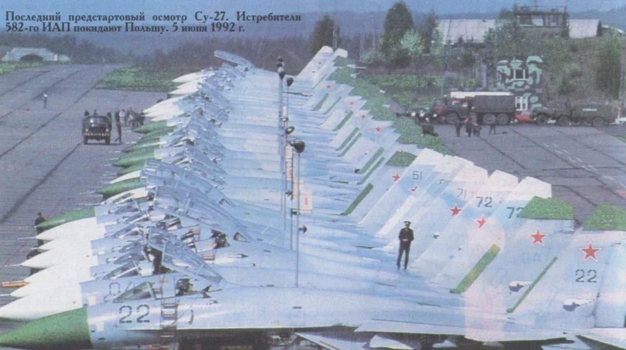 老照片：1992年6月5日，俄罗斯空军的苏-27侧卫机队在完成最后一次检查后离开