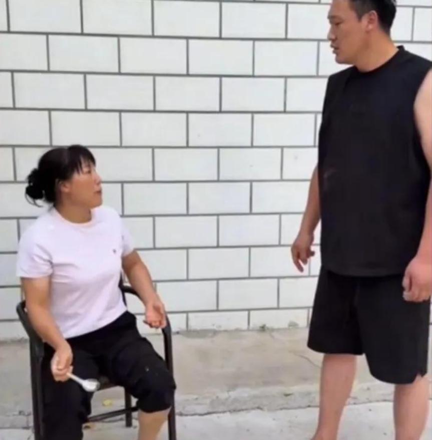 大飞忍无可忍，给老太婆来了个下马威！  



事情的起因是高锐与大飞母亲的矛盾