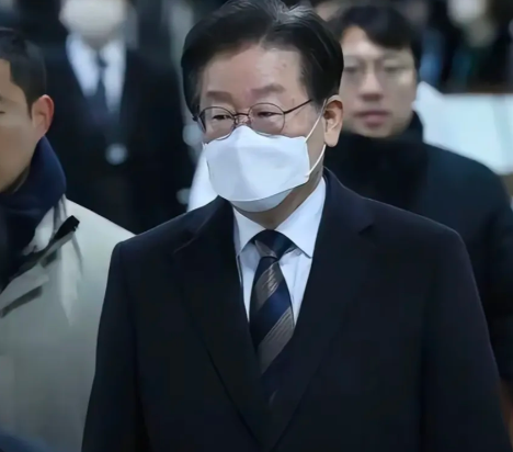 韩国议会长禹元植出席中国抗战胜利80周年纪念活动。李在明这是采取了一个折中的方式