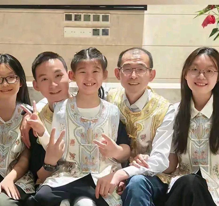全家福不见母亲引热议











天呐！这是什么情况？一家五口拍了张全