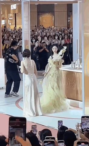 陈都灵：让女孩子尴尬的事情，我做不到[大金牙]
陈都灵今天在活动现场，穿着隆重的