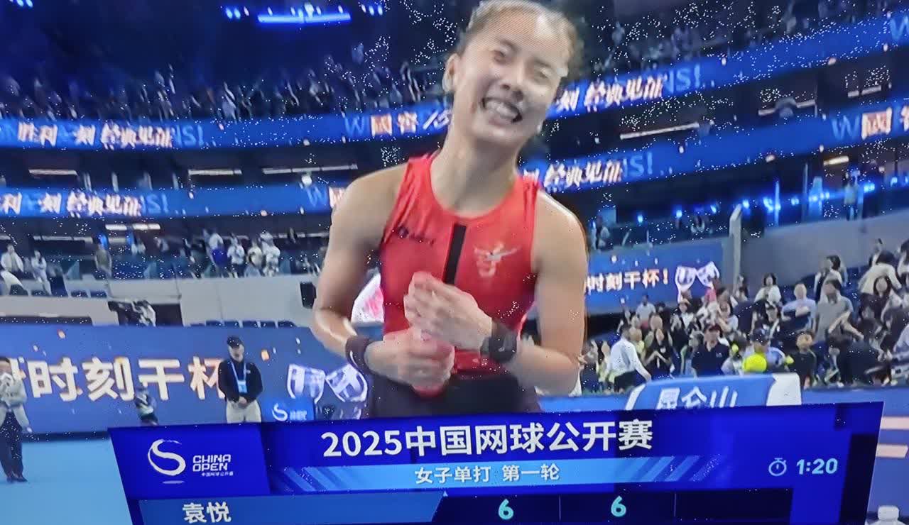 今晚最幸福的人莫过于袁悦了，
2:0战胜排名比自己高出60多位的普丁塞娃，

