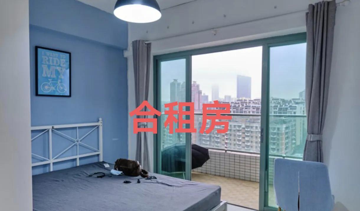 在成都合租一个单间需要800元左右，每个月还有30块钱的管理费，加上水电气费50