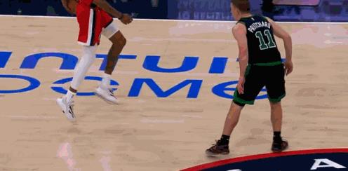 屋漏偏逢连夜雨！快船前锋小德里克·琼斯的复出之旅刚开启就被迫暂停。
Shams消