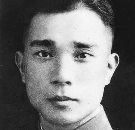 粟裕成名的第一个对手：李默庵  
李默庵在苏中战役中被粟裕打得损失5.3万精锐
