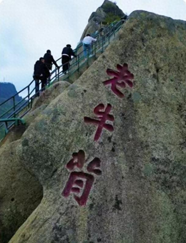 丹东凤凰山景区游客不慎坠落身亡，没曾想护栏会成为讨论的焦点话题。“不允许坐在护栏