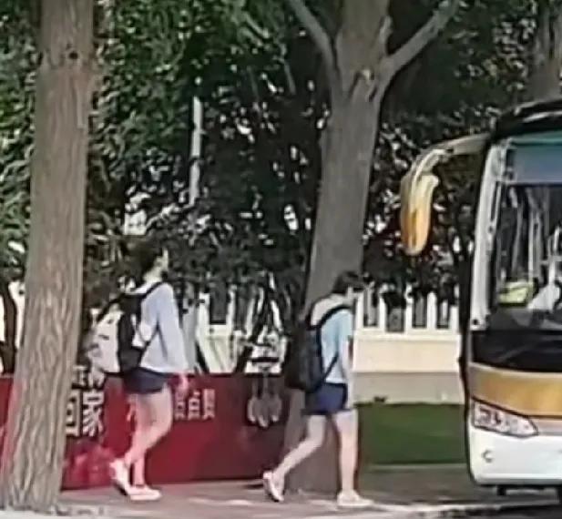 王曼昱今日下午北京体总运动员公寓乘班车上训。身边还有徐奕、陈熠两人一同上训。
其