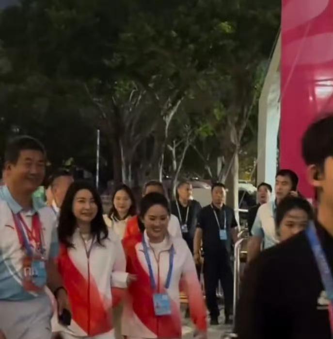 全运会开幕式上最令人惊喜的体育明星，非郭晶晶和陈若琳莫属了吧。
两代跳水皇后，手