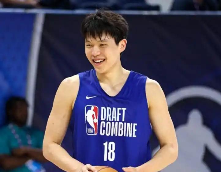 随着老鹰背刺，6月26日杨瀚森六大去向更新：
1、篮网队，手握首轮26、27签位