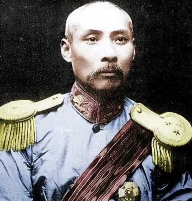这天，段祺瑞把太太叫了过来，对她说：“我跟你商量个事，准备把四姨太给嫁了，你看合