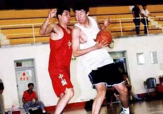 王治郅与巩晓彬的缘分原来这么早就开始了！王治郅自述自己少年时在北京的冬天练球时，