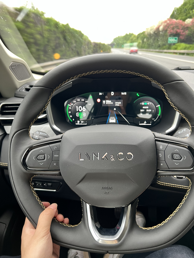 心心念念终于到手
领克 01 智驾也好用，用手搭上就行，手脱离后会提示