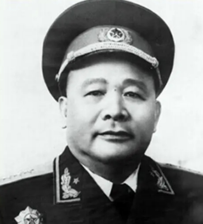 刘少奇给徐海东当贴身秘书，徐海东战战兢兢，刘训话：请注意身份，不然出大问题
19