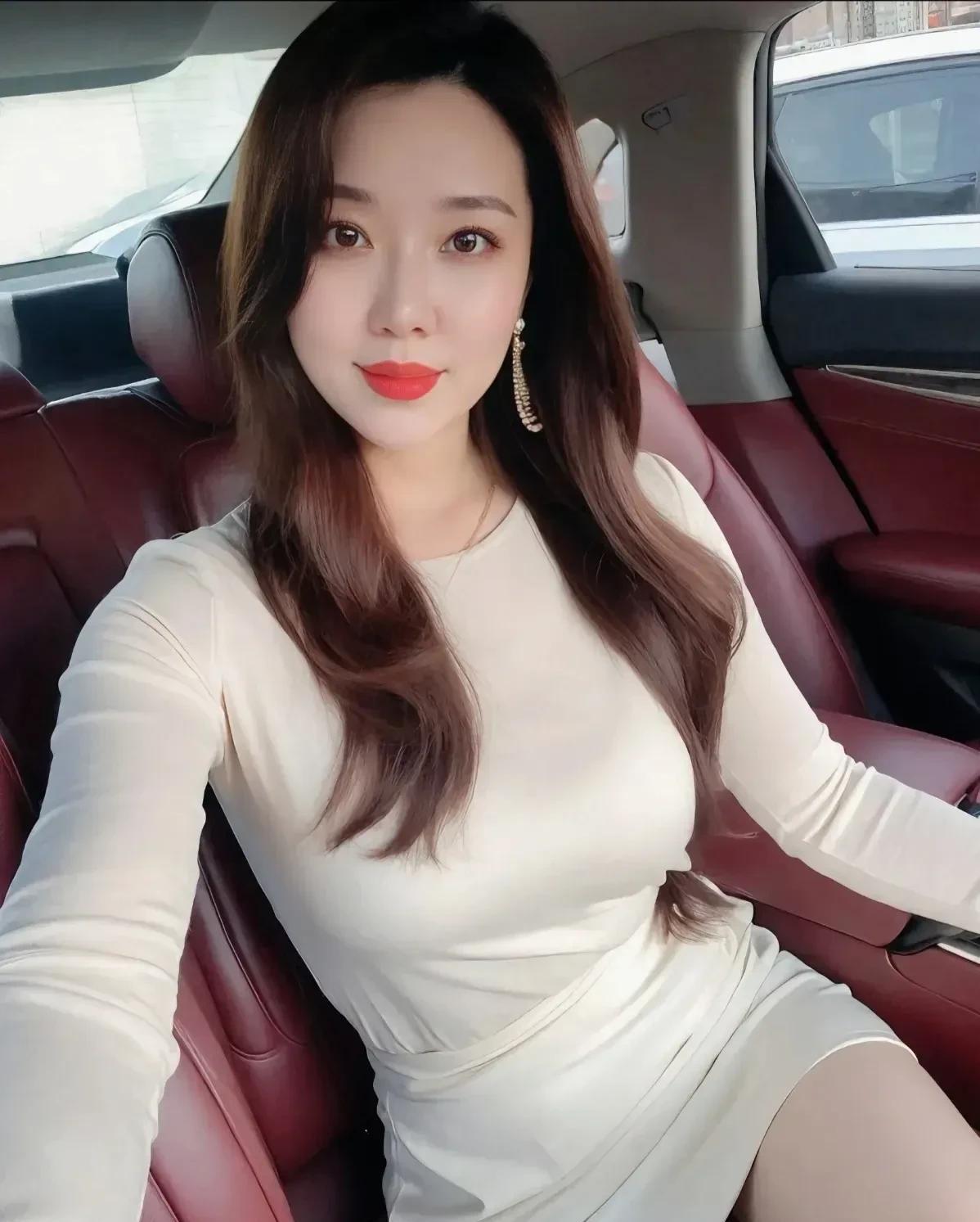 来看看这美女美不美
是不是肤白貌美大长腿[害羞]
这皮肤够白皙吧
这模样够俊俏吧