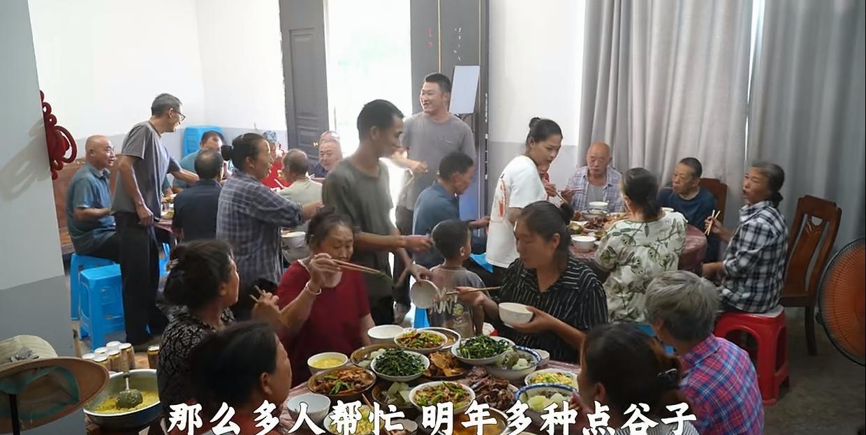 幺妈家打谷子，大家都来帮忙了！不知道大家有没有发现一个现象！很奇怪！
幺妈家人缘