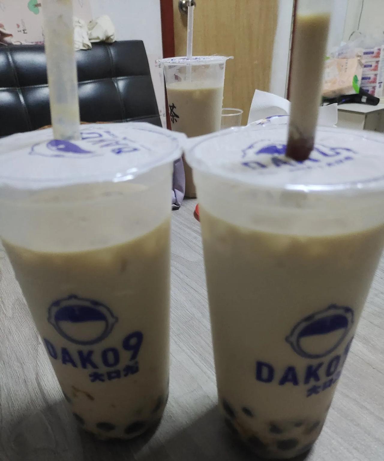 忙了一天，
拖着疲惫的身子回到家，
看到桌上摆着两杯大口九的珍珠奶茶，
瞬间被治