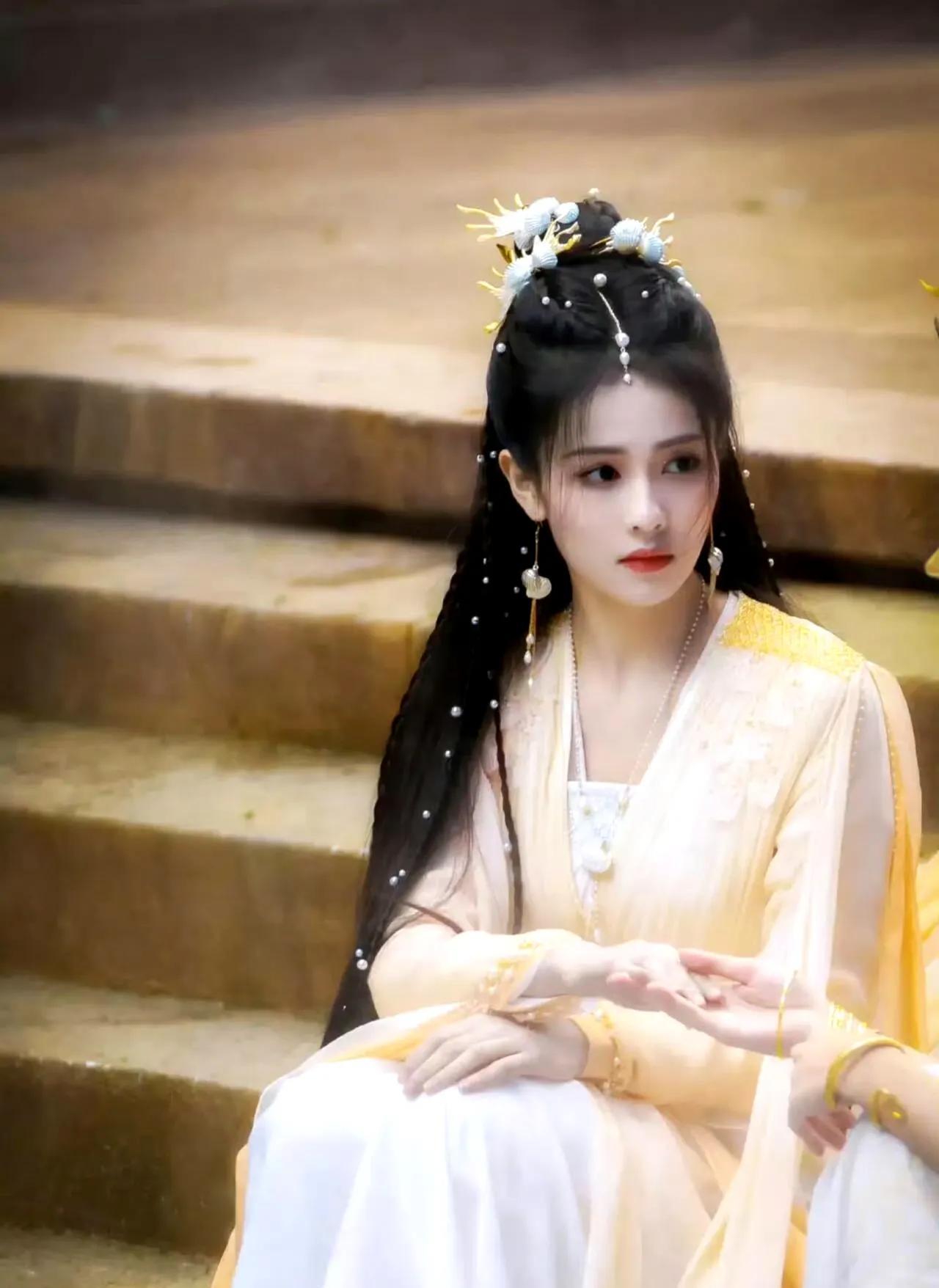 你发现了吗？
白鹿长得挺美的，妆造也很美，但就是拍的戏没啥水花，尤其是最近的播出
