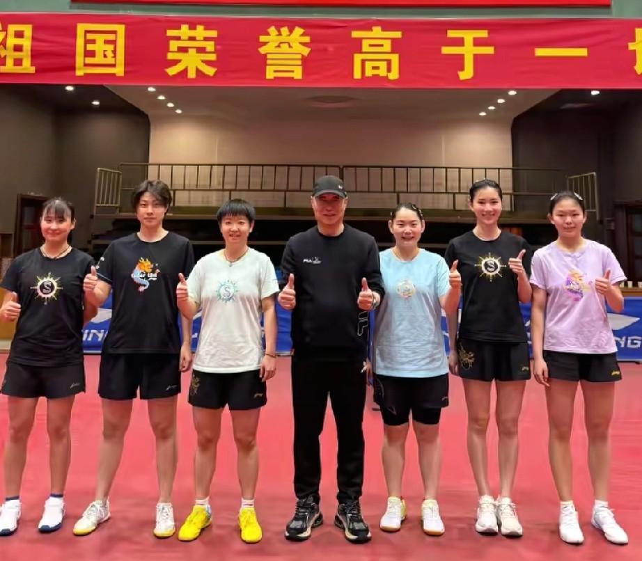 发现了吗？
莎莎发的这张照片，
除小杨外，
所有人都穿了莎莎的文化衫，
各个款式