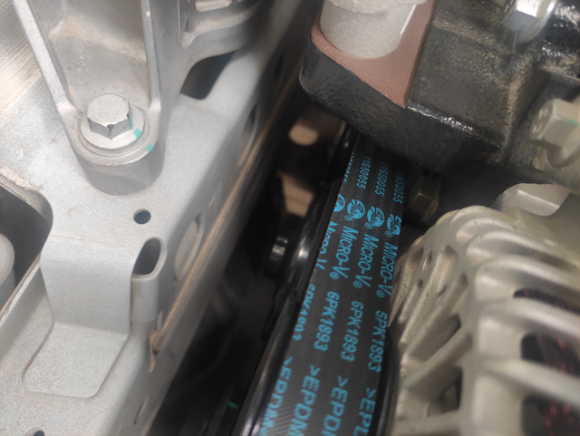 首先是全车隔热膜需要贴
包括前后风挡，需要质量好一点的品牌膜，这能给车内低温带来