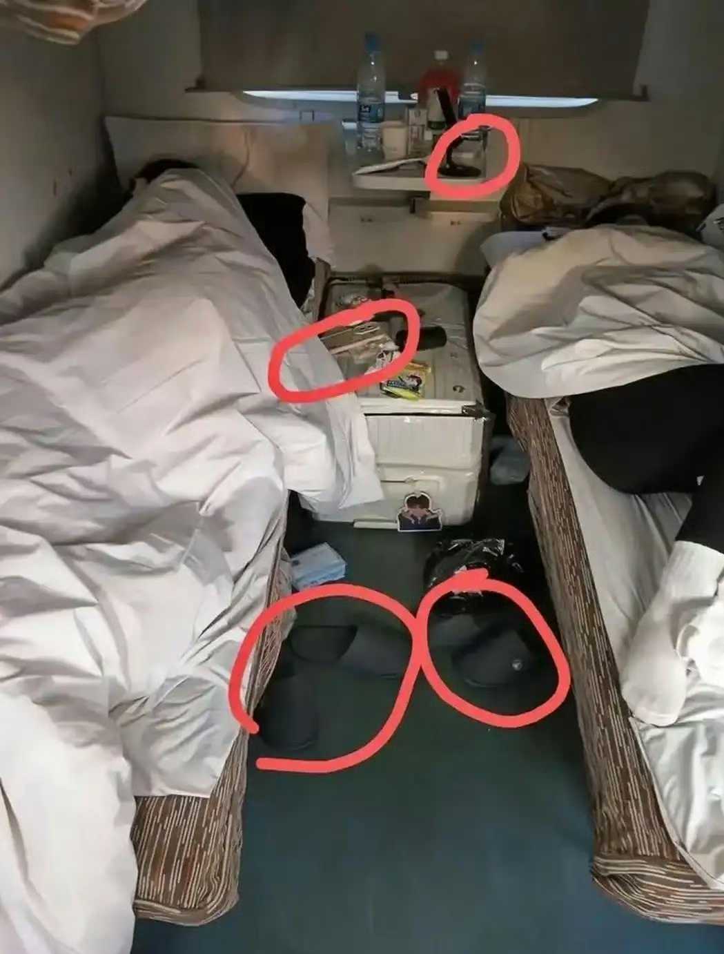 豪横！两个年轻女孩坐火车