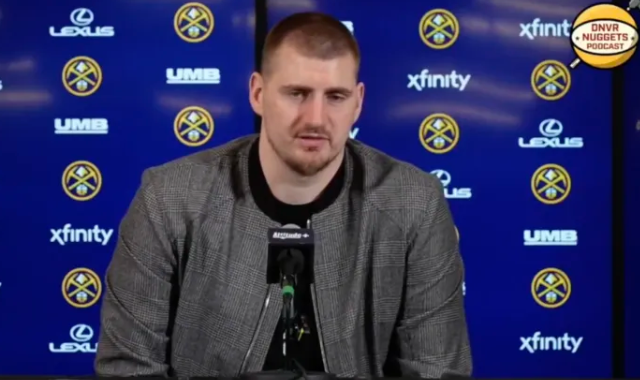 NBA常规赛，掘金122-109击败快船。
赛后掘金球员尼古拉-约基奇接受了记者