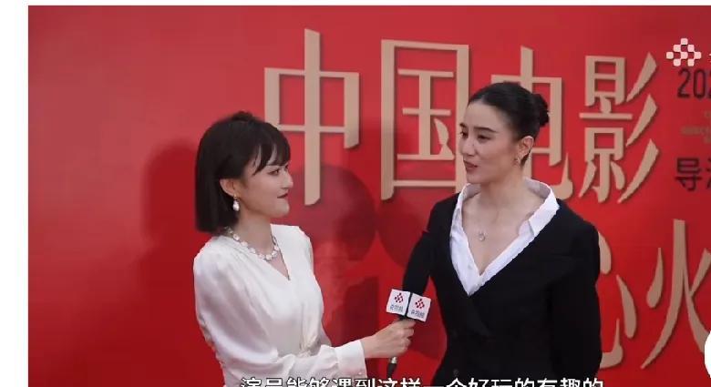 2025中国电影导演之夜，红毯现场，演员宋佳 受访时坦言，感恩能诠释邵艺辉 导演