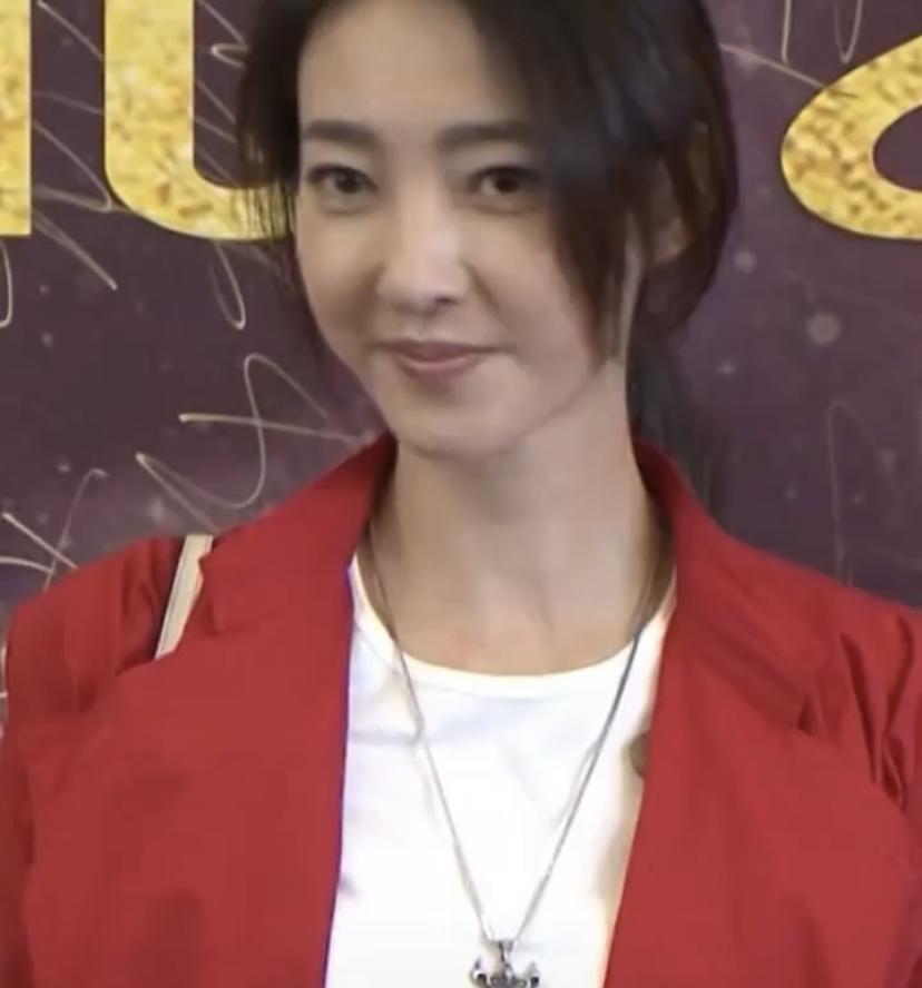 王丽坤 身着红色上衣参加IWC万国表柏涛菲诺系列腕表发布晚宴，简直惊艳全场。红色