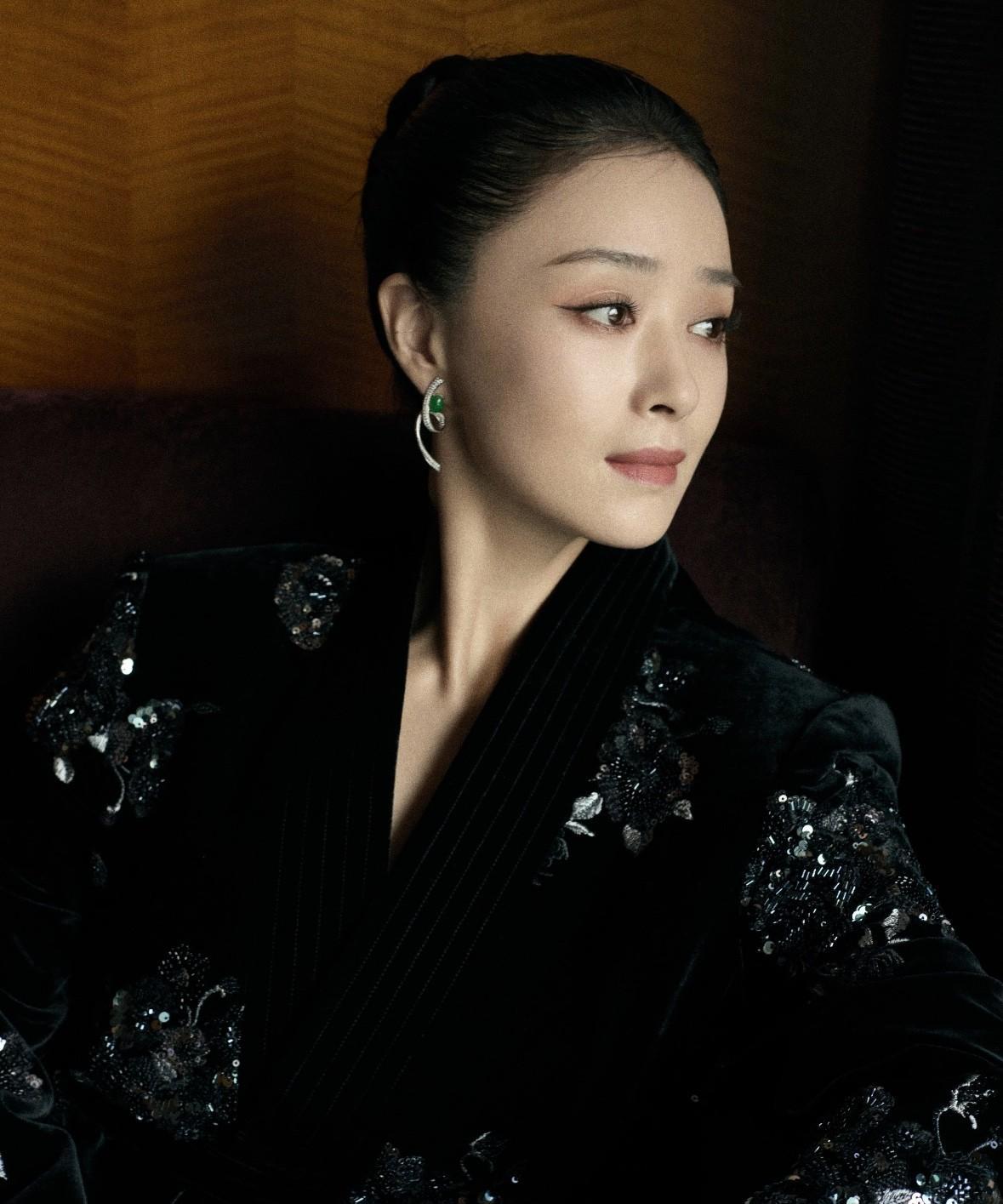 蒋欣金熊猫奖造型太绝！
丝绒西装穿出女王气场，入围最佳女配凭实力惊艳全场，身着M