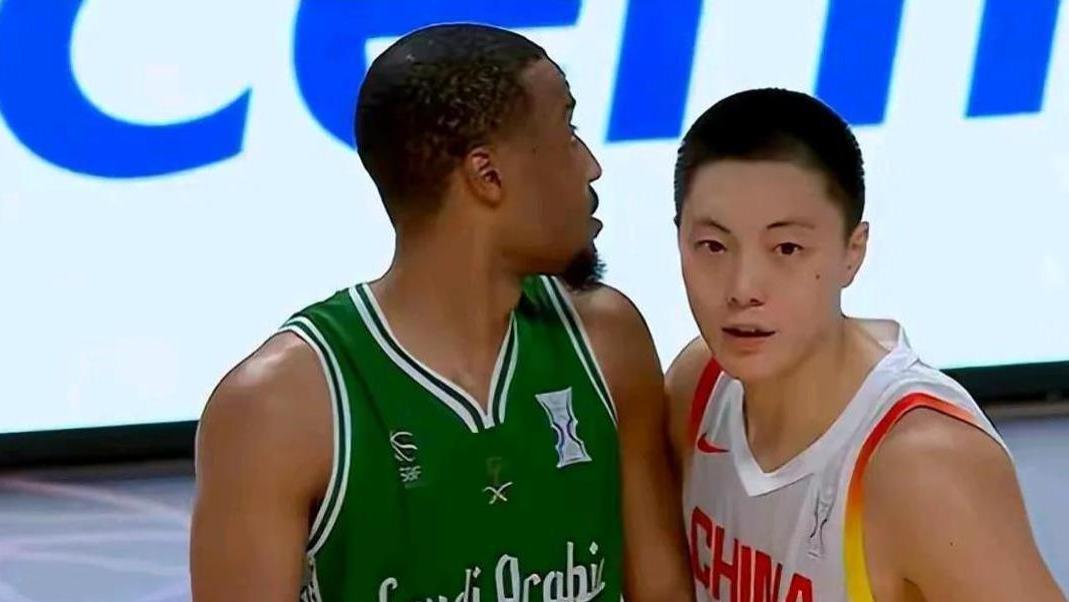 差别对待！王俊杰被按替补，他却打30分钟！